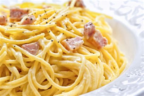 Piatto finito di pasta con pancetta, speck e uova
