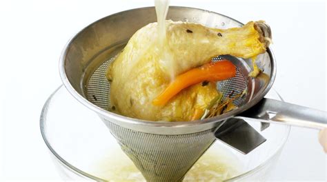 Filtrare il brodo con un colino