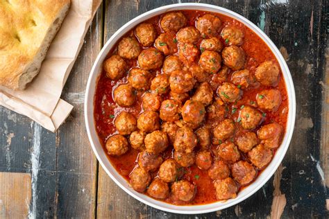 Ingredienti per il sugo di pomodoro con polpettine