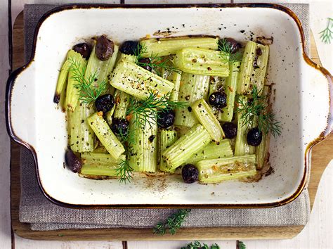 sedano e olive tagliati