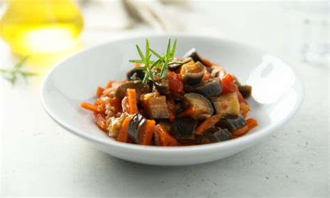piatto di caponata colorata