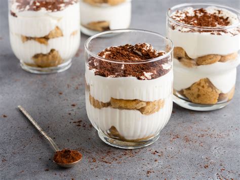 Tiramisù al bicchiere in diversi contenitori