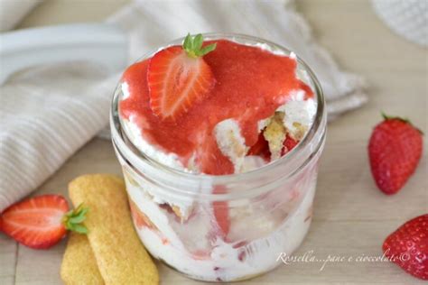Tiramisù al bicchiere con fragole
