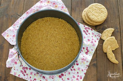 Una tortiera per cheesecake con una base di biscotti e uno strato cremoso
