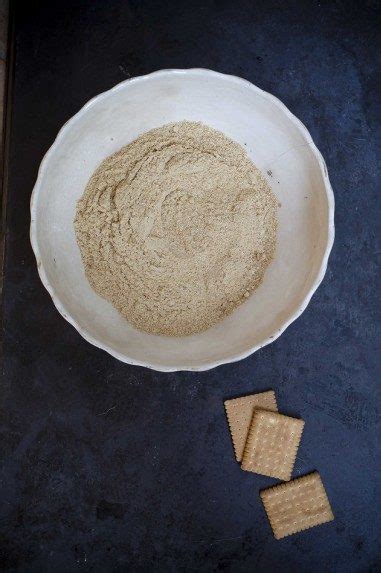 Biscotti secchi frullati con burro fuso in una ciotola