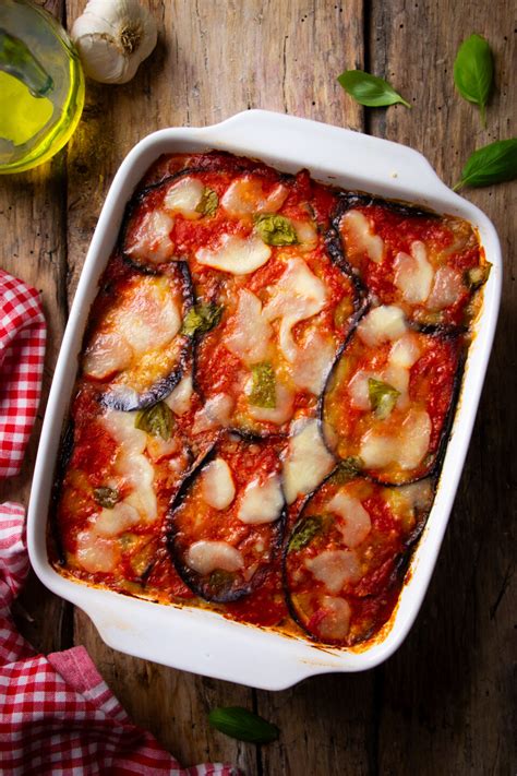 Componenti di una parmigiana di melanzane