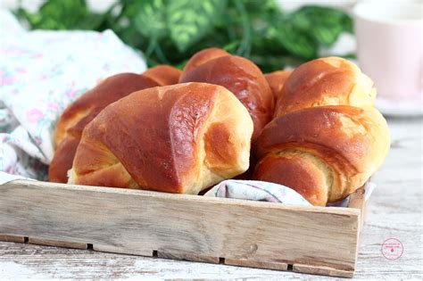 Cornetti allo yogurt pronti per essere infornati