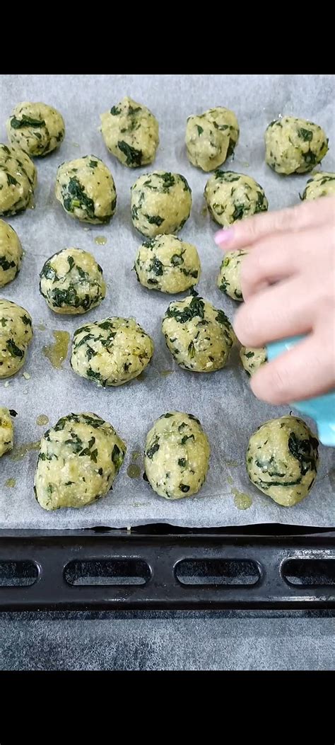 Polpette di cavolo romanesco dorate su una teglia da forno