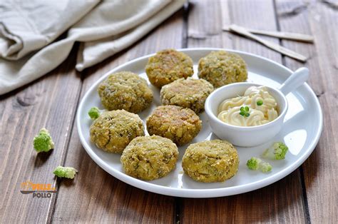Un piatto di polpette di cavolo romanesco servite con una salsa