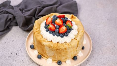 Disposizione a strati di crêpes e panna