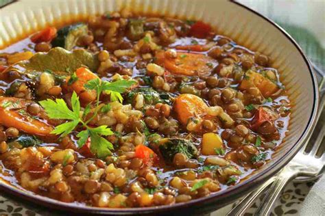 Una ciotola di lenticchie in umido con verdure