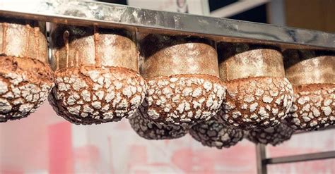 Panettone appena sfornato e capovolto per il raffreddamento