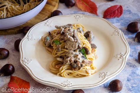 Un piatto di pasta con crema di castagne e guanciale croccante