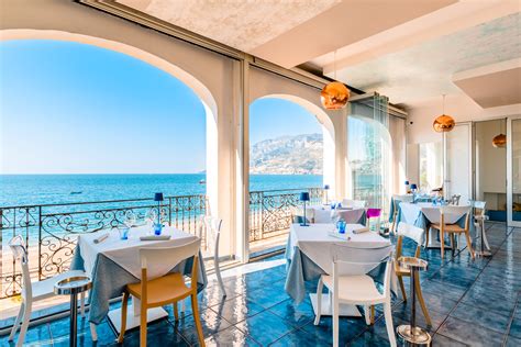 vista mare da un tavolo di ristorante