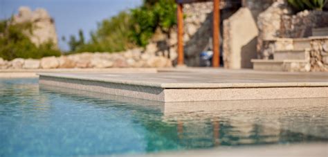 Un salsicciotto per piscina riempito d'acqua posizionato lungo il bordo di una piscina coperta