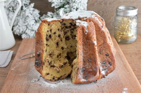 Dettagli di un pandoro al cioccolato tagliato