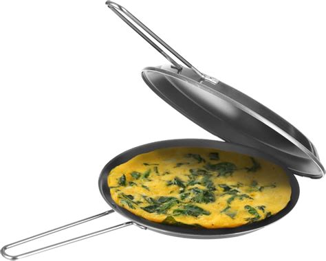 persona che gira una frittata in padella