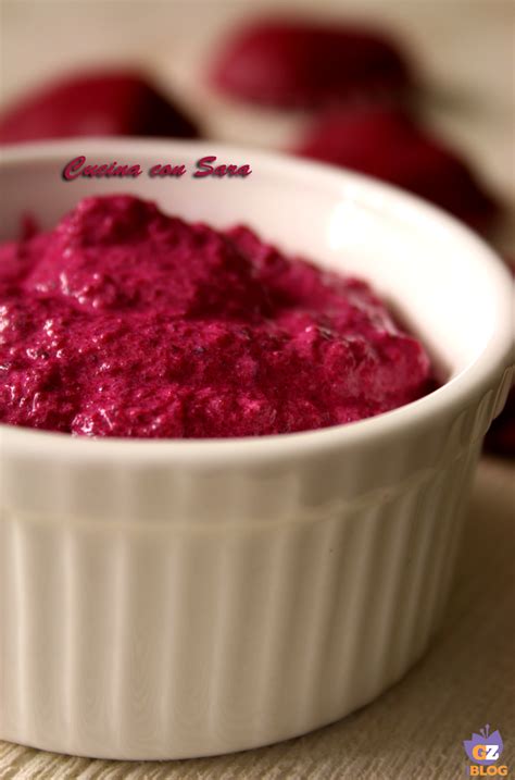 Crema di barbabietola rossa in una ciotola