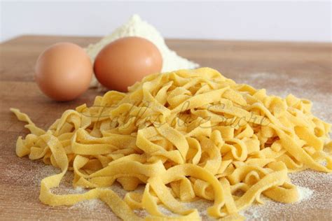 Immagine di tagliatelle all'uovo fatte in casa