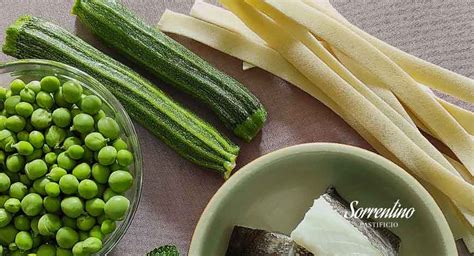 Immagine di ingredienti freschi: piselli, zucchine, pomodorini, cipollotti