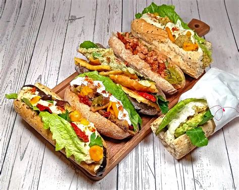 Panini mignon freschi disposti su un tagliere