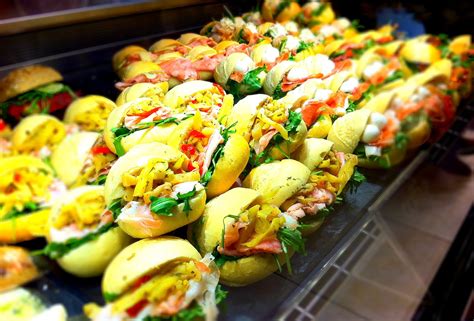 Varietà di panini mignon colorati con diversi semi in superficie