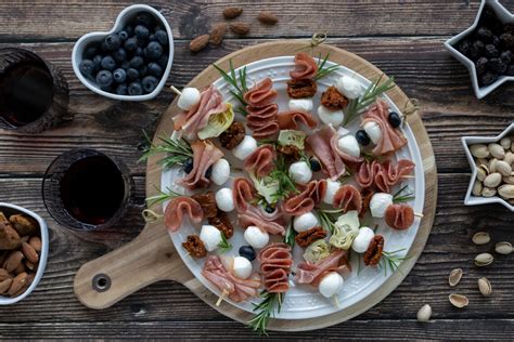 Ingredienti freschi per panini: affettati, formaggi, verdure e salse