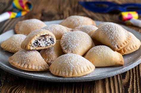 immagini di ravioli dolci di carnevale spolverati di zucchero a velo