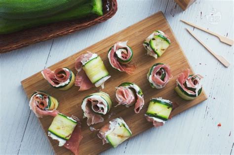 Rotolini di zucchine con robiola e prosciutto crudo impiattati