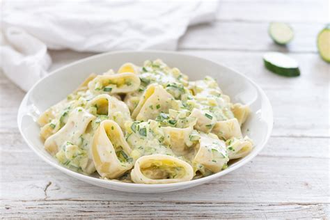 Piatto di pasta con zucchine e robiola