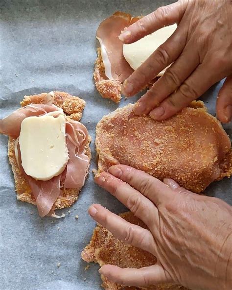 Ingredienti per le fettine farcite: lonza, formaggio, pangrattato