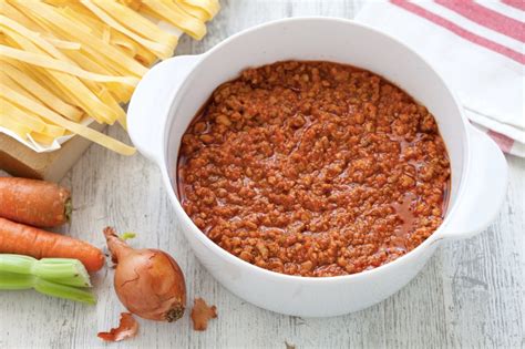 Ingredienti per un ragù alla bolognese