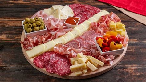 Tagliere in legno con salumi e formaggi