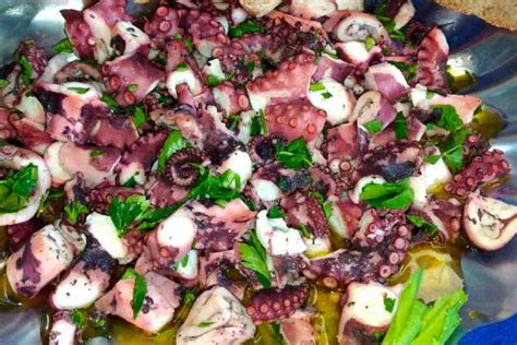 Ingredienti freschi per l'insalata di polpo