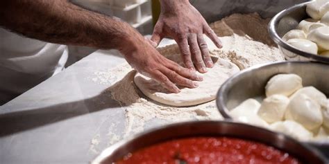 Impasto della pizza napoletana