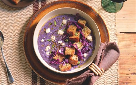 piatti fondi con zuppa colorata