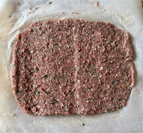 Impasto di carne steso su carta forno