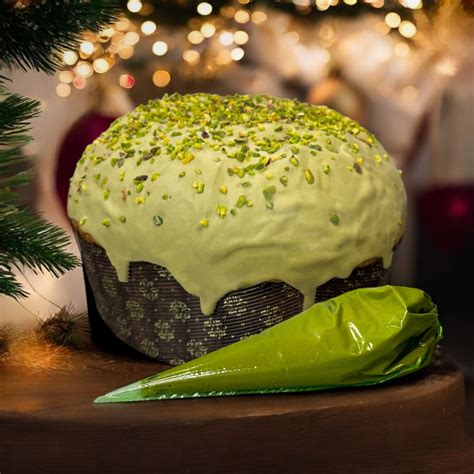 Immagine ravvicinata della crema al pistacchio all'interno di una fetta di panettone