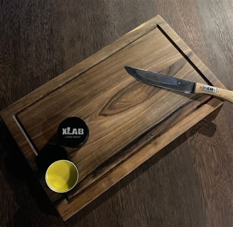 Pici fatti a mano su un tagliere di legno