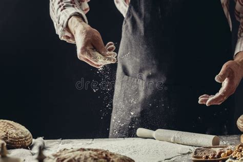 Mani che impastano farina e acqua su una spianatoia