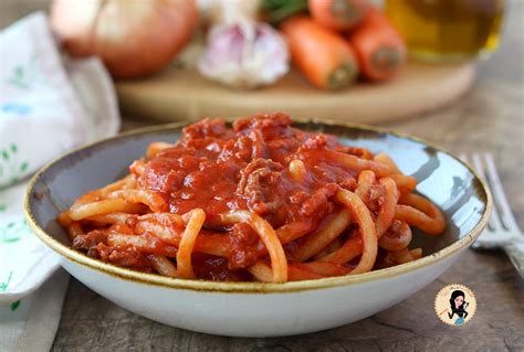 Piatto di pici al ragù di carne fumante