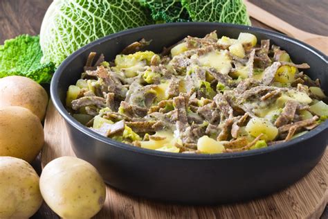 Piatto di pizzoccheri con verza e patate