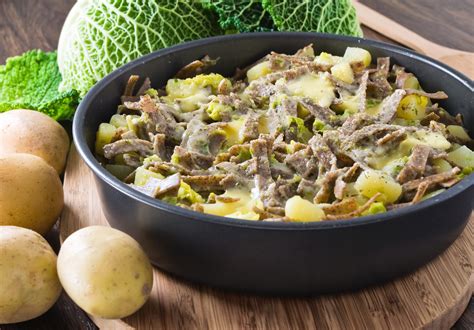 Ingredienti per l'impasto dei pizzoccheri: farine e acqua