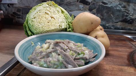 Pentola con pizzoccheri, verza e patate in cottura