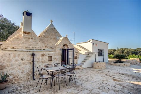 Paesaggio di Ceglie Messapica con trulli e case bianche