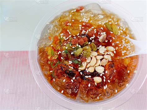Una ciotola di Bing Fen con vari topping