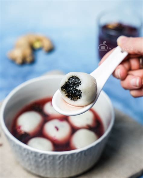 Palline di Tangyuan servite in una ciotola con brodo