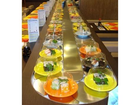 Nastro trasportatore Kaiten Sushi con vari piatti di sushi