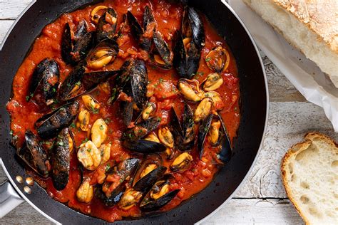 cozze alla tarantina con pomodoro