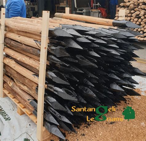 Pali di castagno con la punta bruciata